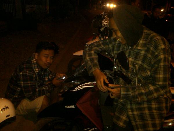 BoosdoenerOS's tweet photo. NONGKRONG DI JALAN JAKARTA. At J-street 2nd shop . SANTAI HOMIES.... http://t.co/EPLowVhWxx