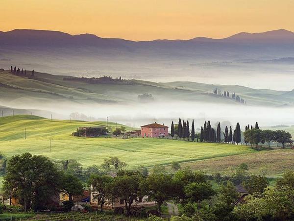 ItaliaFever's tweet photo. This stunning fairy tale land is Country Villa, Tuscany in #Italy http://t.co/TQi1q7cdOJ