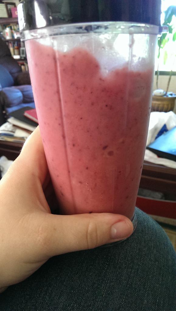 finally_free95's tweet photo. Smoothies rule. #smoothie #banana #blueberry #strawberry #strawberries #sogood #food #foodporn #yummy #delicious http://t.co/nbFTli0IYP