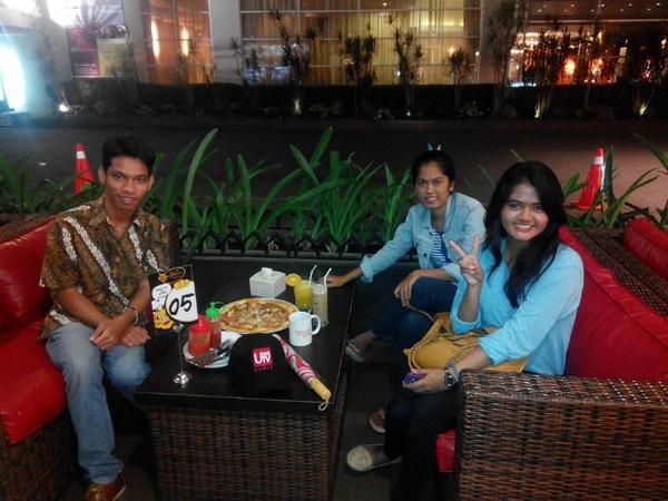 WiFiIdCirebon's tweet photo. Salah satu pemenang kuis @rossymagdalenas sedang menikmati special gift dari @spazzbistro &amp; @WiFiIdCirebon ;) http://t.co/t6ZZlFdrph