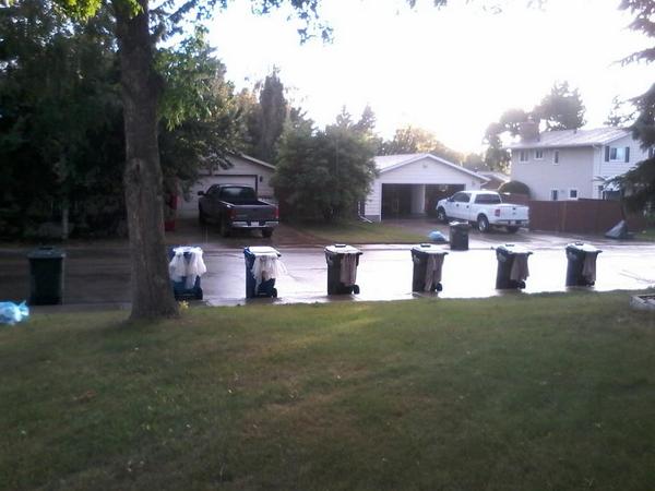 GilmoreParkShPk's tweet image. Garbage day in the neighbourhood shows evidence of a good #parkparty #greenroutine