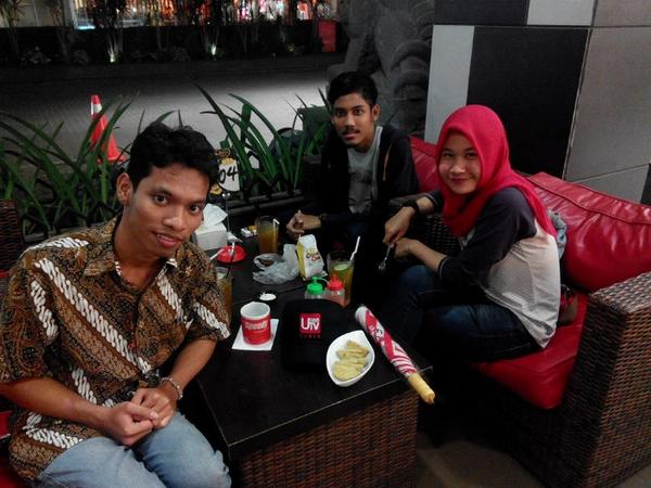 WiFiIdCirebon's tweet photo. Salah satu pemenang kuis @AnyHajaryah sedang menikmati special gift dari @spazzbistro @chunkeechick @WiFiIdCirebon ;) http://t.co/H9wbGHgjgl