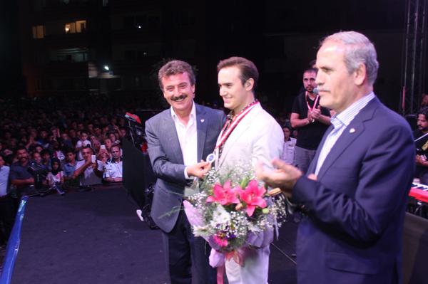 SuleymanCelik16's tweet photo. Teşekkürler Mustafa Ceceli... Teşekkürler Yenişehir... http://t.co/aIShPYhWXY