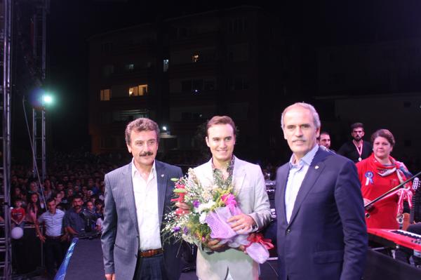 SuleymanCelik16's tweet photo. Teşekkürler Mustafa Ceceli... Teşekkürler Yenişehir... http://t.co/aIShPYhWXY