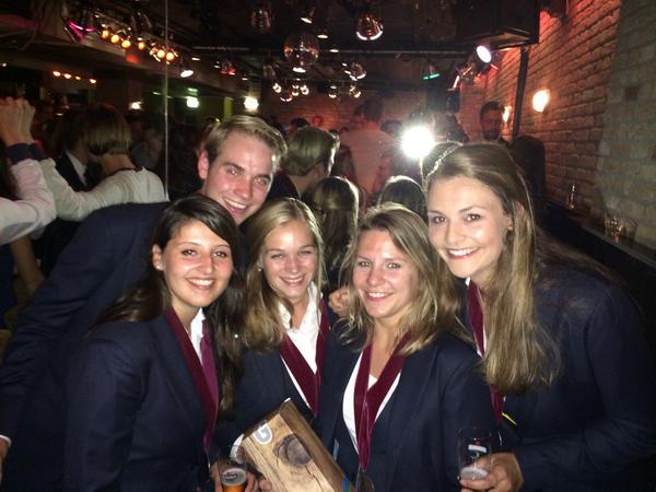Vevanos's tweet photo. Gefeliciteerd @JSVU De notarisjenever komt er aan! #constitutieborrel http://t.co/zJXq255FiG