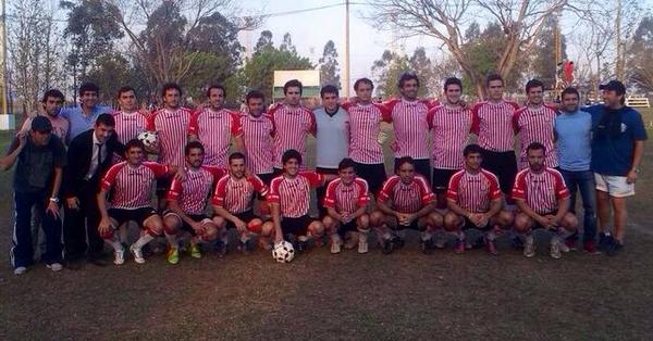 ProfesionalesFV's tweet photo. Gracias a los jugadores por tantas alegrías. 25 tipos tirando para un mismo lado. Foto para enmarcar. #FVBicampeón http://t.co/5qxRhJuzo2