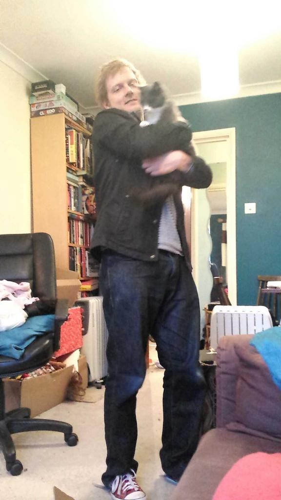 MasterMaximus's tweet photo. Master @tomlee80 was giving me lots of snuggles today http://t.co/8SErvjZzWK