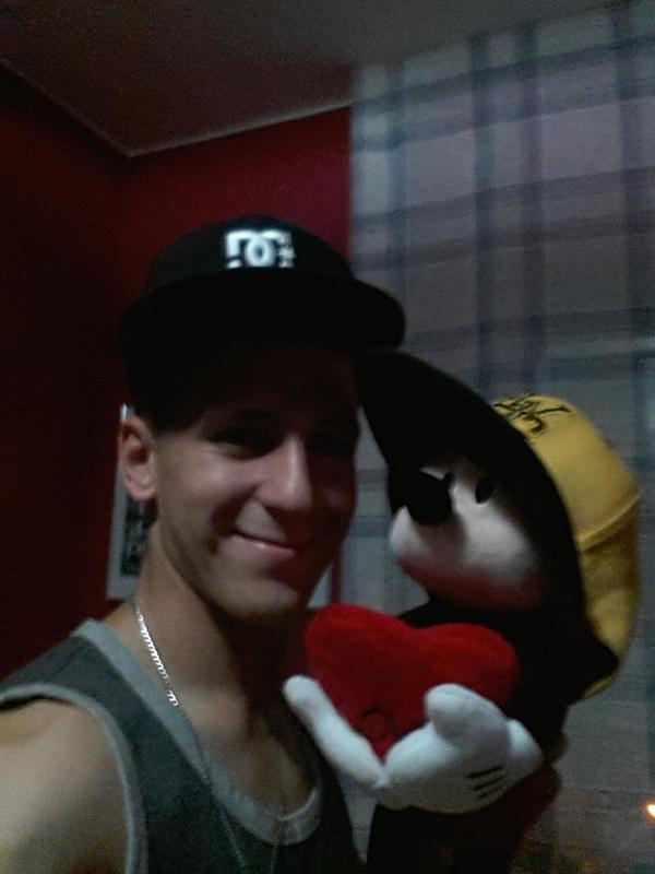 diego_derossi's tweet photo. Con esta fota le damos las buenas noches a @4Nataliia  te hechamos en falta :)  #selfie#micky#milocura#ella http://t.co/aaIxSqn0NT
