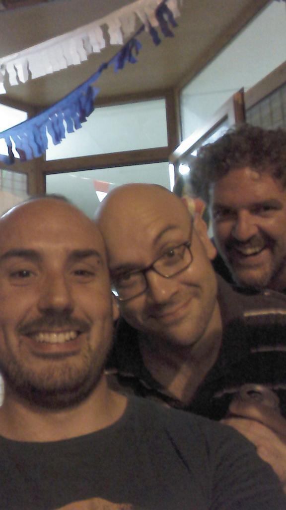 Alvarofuky's tweet photo. Un tuit en honor a @kapacorro @DrFronkonstein y @patoratzi http://t.co/77EpMM6YVP