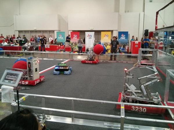 benhsmith13's tweet photo. Robot sports ftw #comiccon2014 http://t.co/She7j9nMic