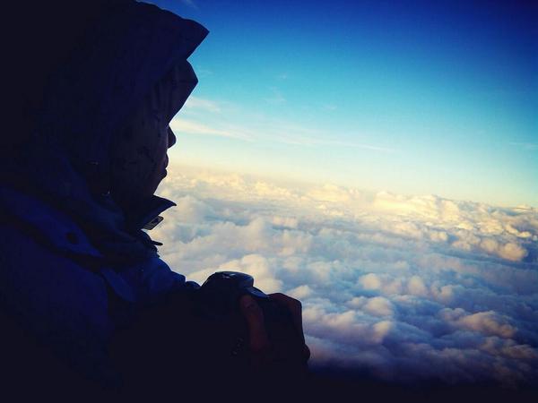 adhepoernawatie's tweet photo. Menatap awan d bwh kita dri puncak ciremai @infogunung http://t.co/IDsk92MS4v