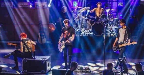 Lebanese5SOSFam's tweet photo. Dear Ashton you soundcheck shirtless ... WHY DONT YOU STAY SHIRTLESS FOR THE CONCERT TOO !!
#5sosmakeme http://t.co/146rbWtKqg