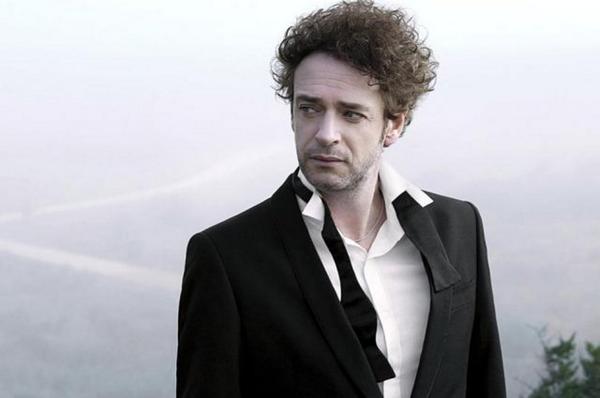 NoticiasCaracol's tweet photo. AMPLIACIÓN Murió Gustavo Cerati luego de permanecer cuatro años en coma http://t.co/acOhkina4y http://t.co/MMdxiAgAs6