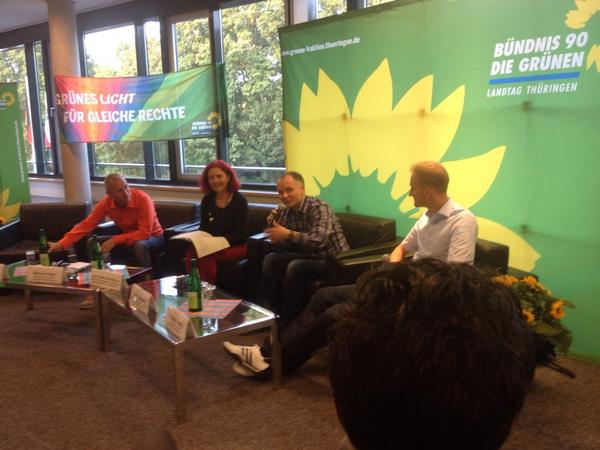 Beim Regenbogenempfang zu Homo-und Bisexualität im Sport mit ehem. Fußballprofi Urban und <a href="/Astrid_RB/">AstridRothe-Beinlich</a> #machesmoeglich