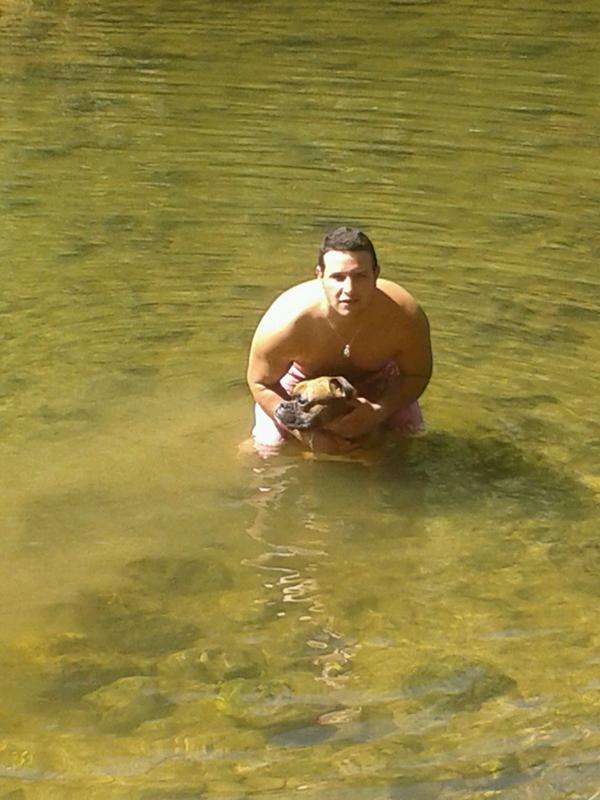 erkuko14's tweet photo. Tarde d rio con @lokiilau63 y mi perro # conan http://t.co/q09OXf5xKO