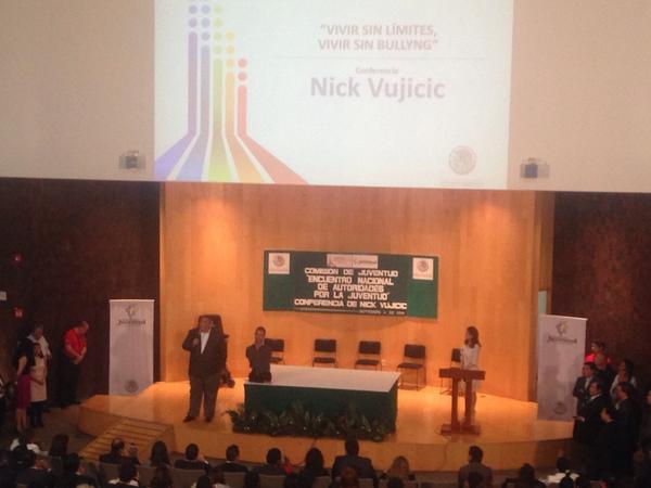 SiRespetoMex's tweet photo. "Vivir sin límites, vivir sin bullying" gracias x tu conferencia @nickvujicic 1 aliado más en la lucha #NoMásBullying http://t.co/RuyhgCGYFY