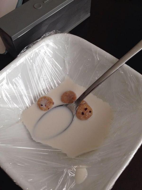 DamnHiIarious's tweet photo. When u don't feel like washing the dishes http://t.co/X1W6gyMkHG