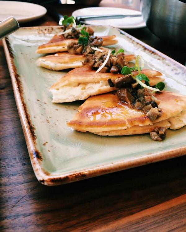 ChicagoDish's tweet photo. This @SophiesChicago Goat Cheese Flatbread makes for the perfect mid-day snack! #lunchbreak #sophies #chicagodish http://t.co/B7reYD2tYh