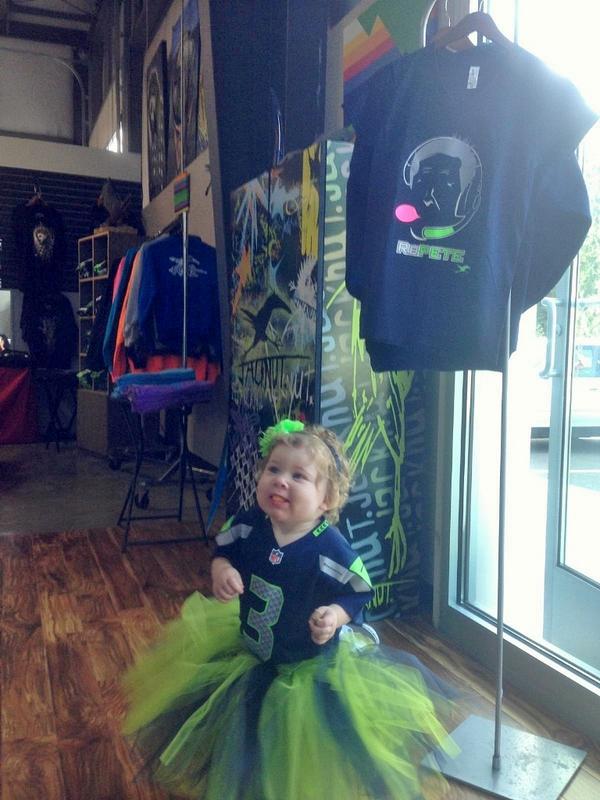 ashaleigh51's tweet photo. my girl is famous! “@RealRawFresh: We had a cute little #Seahawks fan visit us today! #Jacknut #GoHawks #PeteCarrol http://t.co/6yuyRovgw8”