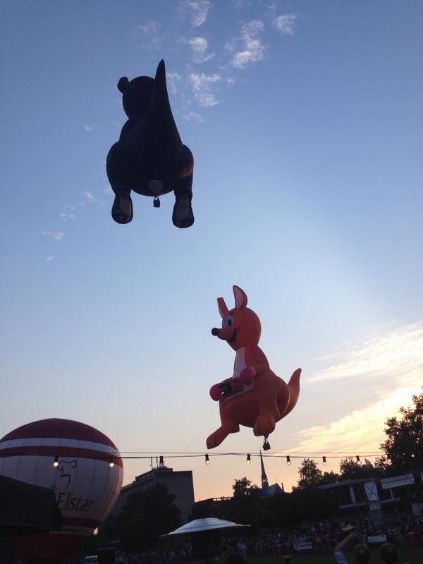 Ook vanavond weer prachtige Special Shapes de lucht in <a href="/Ballonspektakel/">Ballonspektakel</a> #mandje038 #kangoeroe