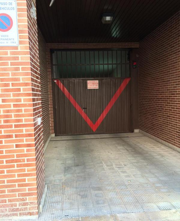 YofuiaEGB's tweet photo. Encontrada en Burgos la entrada secreta al garaje de las naves de "V". http://t.co/GVdNErigos