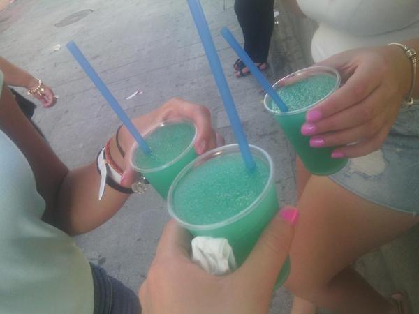 Analife9's tweet photo. De compritas x Lucena y de descanso una granizadita;) @marisarcmoriles @winnymoriles http://t.co/LcsLWfzEia