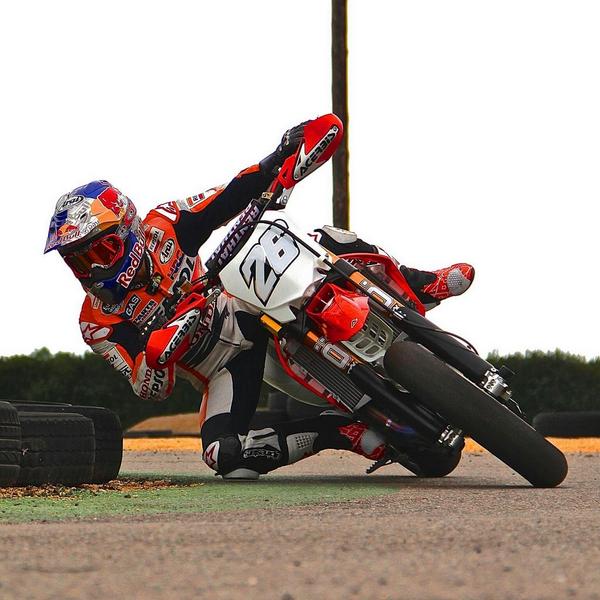 26_DaniPedrosa's tweet photo. Entrenamiento y diversión juntos!! / Training and fun at the same time!! 👍😉  #supermotard http://t.co/Jzq5WQhaew