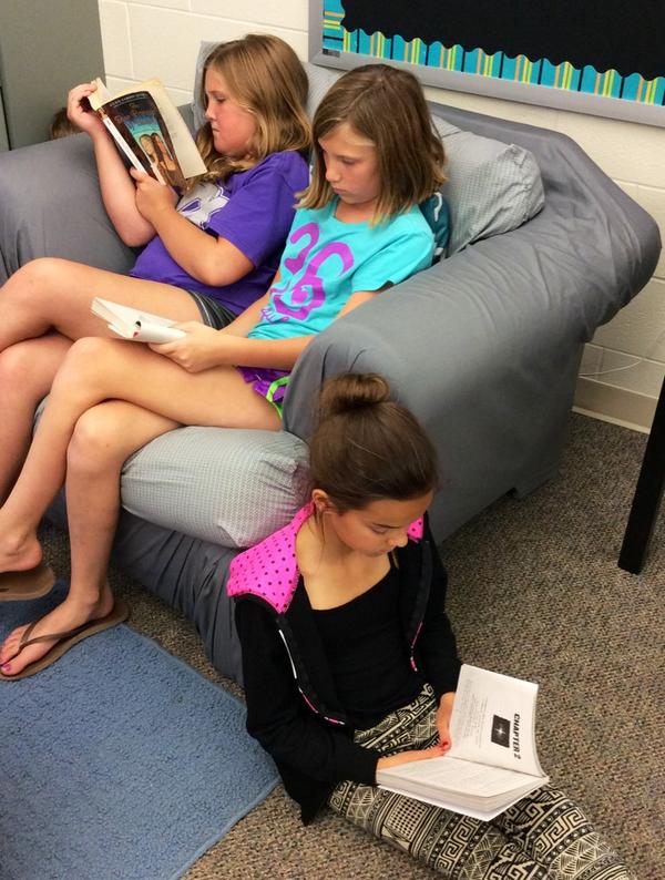 MrsNafziger's tweet photo. Getting hooked on good books in fourth grade this week!! #silentreadingtime #whogetsthechair http://t.co/2XlaCkxgU7