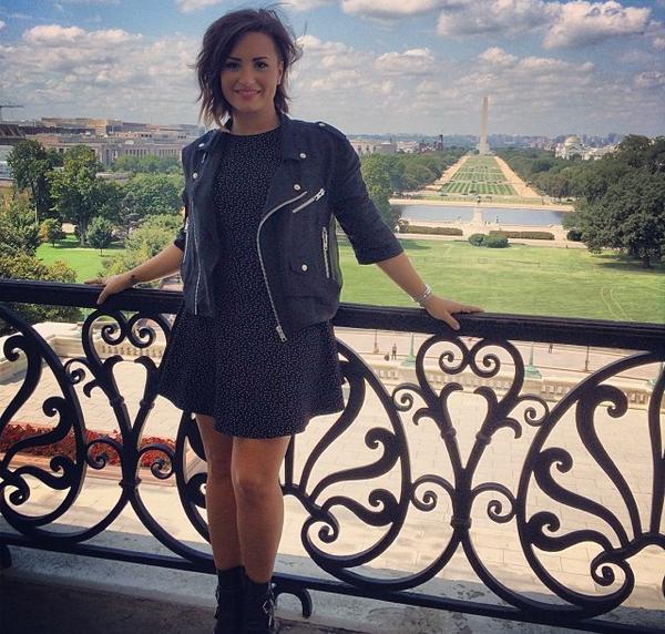 TrueDDLovatoFan's tweet photo. ddlovato: On the balcony in the very front of Capitol Hill.. so cool! 🇺🇸 #mentalhealth #NAMIcon2014 #Act4MentalHealth http://t.co/pqZcseUrW7