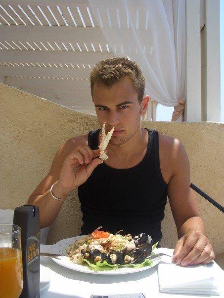 FourTrisBR's tweet photo. Theo alguns anos atrás! Olha que lindeza esse homem ♥ http://t.co/65yjYAbDMo