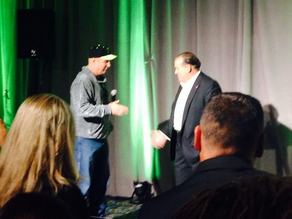 RoseanneCBS2's tweet photo. Garth in the house http://t.co/r3yspXE9T5