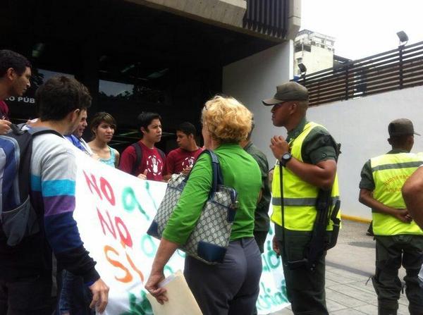 VoluntadPopular's tweet photo. Intentaron impedir que desplegaran su pancarta pero igual alzaron su voz #LiberenALosEstudiantes http://t.co/3GHdtG8Jdw