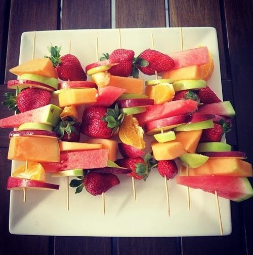 BurningPounds's tweet photo. Fruit kabobs http://t.co/gNfdWRZER9