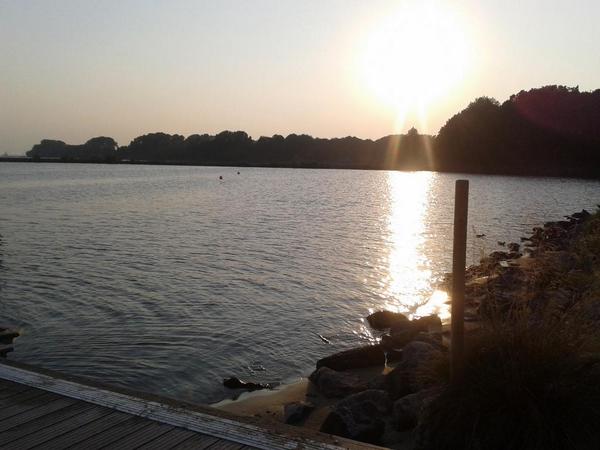 Genieten van lekker eten in de avondzon bij <a href="/OranjeBuiten/">Oranje Buiten</a>