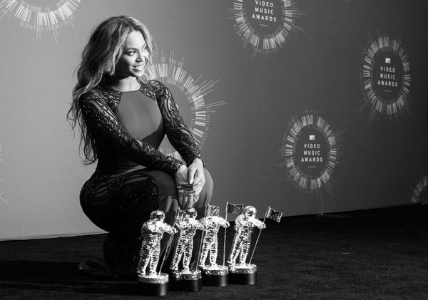 xdewi_'s tweet photo. Queen B! 👑🎈 http://t.co/qQDNKoLiRG