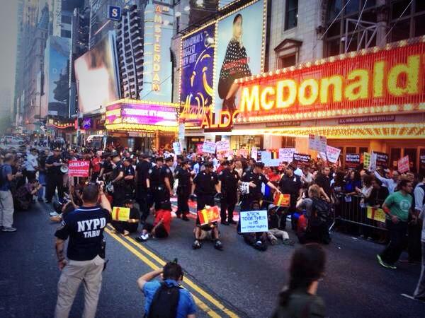 99rise's tweet photo. 100s of fast food workers across US are going to jail for $15/hr &amp; a union today! We stand with #StrikeFastFood http://t.co/rZBcziJHue