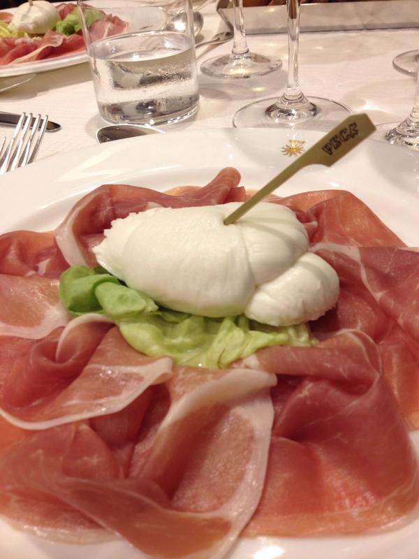 MartaTovaglieri's tweet photo. Cominciamo in bellezza #festivaldelprosciutto #ProsciuttodiParma http://t.co/JAzrOWMh3T