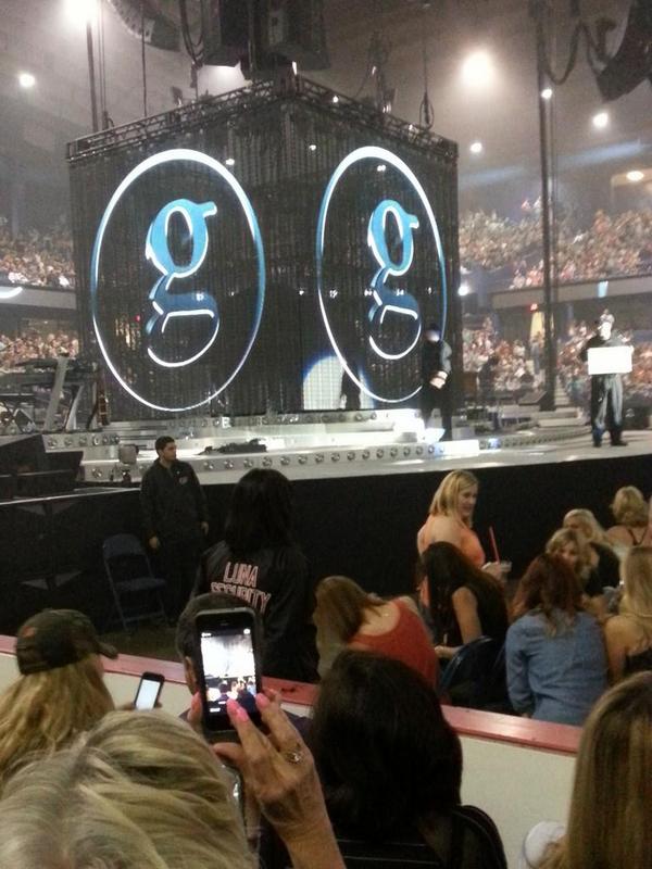 CMZMagazine's tweet photo. Fans in Chicago just got the 5 minute warning til GARTH goes on!! http://t.co/4GxFIoiy75