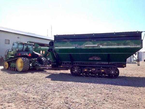 advAGsolutions's tweet image. Tracks make things look cooler, grain cart, scale kit, Agrimatics, and soucy tracks #lesscompaction