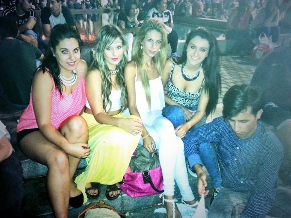 albitatakata's tweet photo. Buena nochecita en el concierto @SaraDosil27 @miriamdubidu http://t.co/y219jN11sv