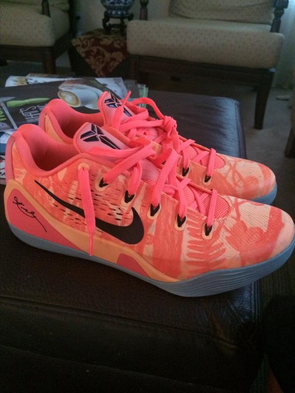 jcpaggao's tweet photo. Momma comin through with a present from NJ 😍 #florenceisasaint #kobe9 #brightmango http://t.co/ddvdvNTc4j