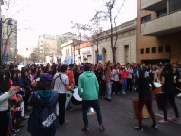 patoow10's tweet photo. Acto cultural en plena facultad de #Odontounabenparo. Con la presencia de @camila_vallejo @Karolcariola @CeoUnab http://t.co/L3LrofZyxl