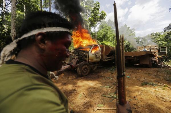 TheAtlPhoto's tweet photo. Amazon Warriors Fight for Their Trees - Reuters photog Lunae Parracho captures the scene - http://t.co/mUgRzTP82n http://t.co/9TZkiwddwA