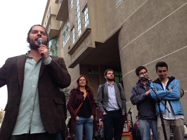 coonshu's tweet photo. @GiorgioJackson @camila_vallejo @gabrielboric @Karolcariola #OdontoUnabEnParo en actividad cultural http://t.co/Y9ATMSXSwZ