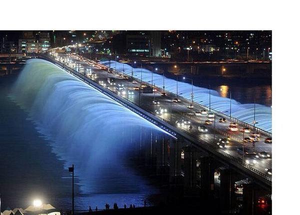 fajrfesal's tweet photo. : #غرد_بصورة .. جسر النافورة في كوريا الجنوبية http://t.co/NLjYlp1qKY