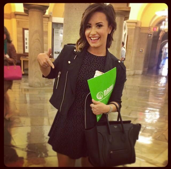 demetriaaalove's tweet photo. ddlovato: Standing on the VERY epicenter of D.C.!!!! 🇺🇸🇺🇸🇺🇸 #capitolhill #act4mentalhealth #mentalhealth #NAMIcon2014 http://t.co/tB0tZYQy9B