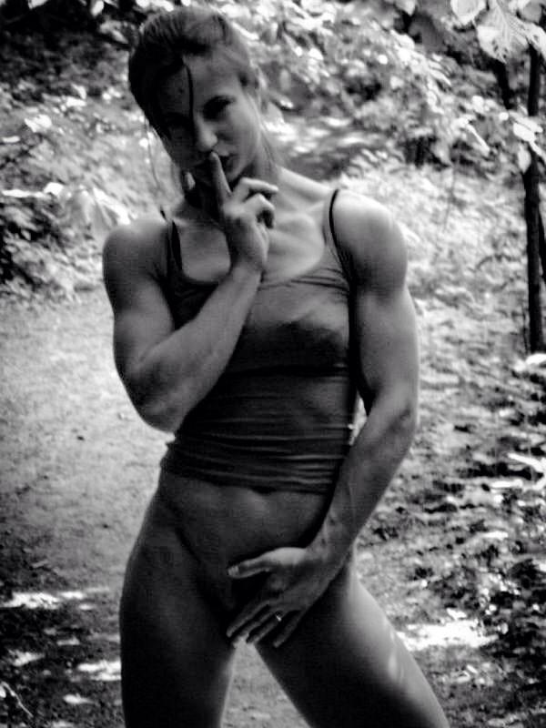 fitsarah94's tweet photo. Artsy.. And my shoulders look good. 😜 http://t.co/ZV8eFQlL6M