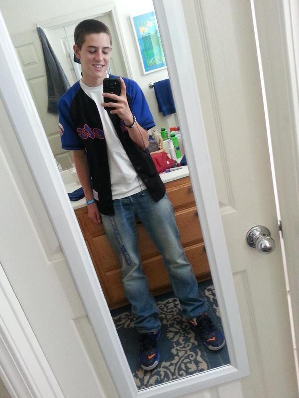 TooSm00th's tweet photo. First time wearing jeans to school since 8th grade.... #fitonpoint http://t.co/9wGDUvJMW1