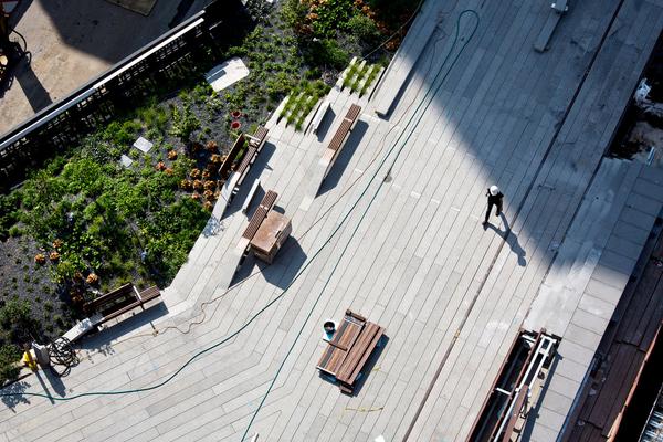nytimes's tweet photo. The unruly northernmost section of the High Line is set to open http://t.co/MIu9Q9ysGL (Photo: Todd Heisler/NYT) http://t.co/KbaptDfghZ
