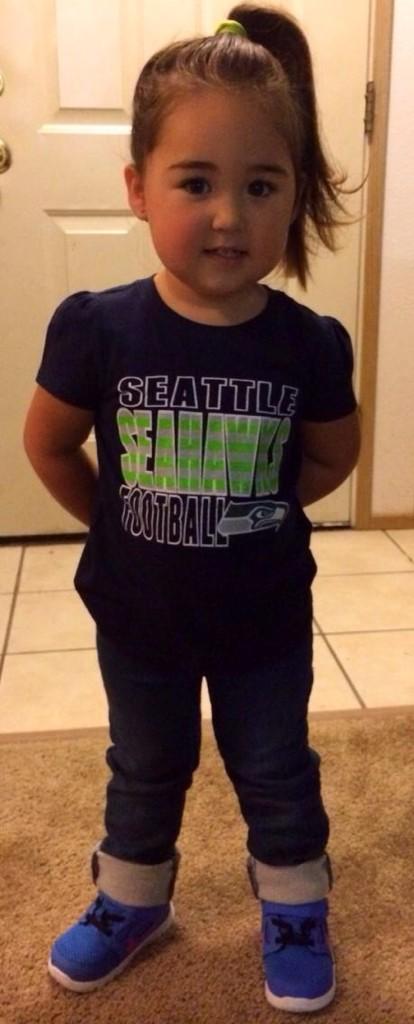 Mmwheir's tweet photo. @KING5Seattle 
Chloe is ready!! Go Hawks!! http://t.co/8HLtV74i0N